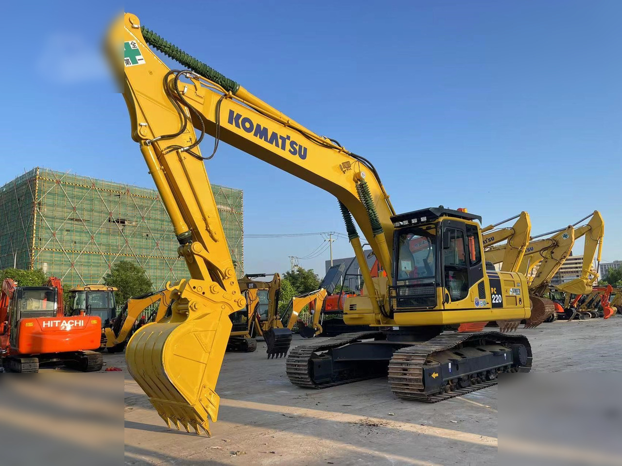 KOMATSU PC220-8 - حفارات زحافة: صور 1 KOMATSU PC220-8 - حفارات زحافة: صور 1