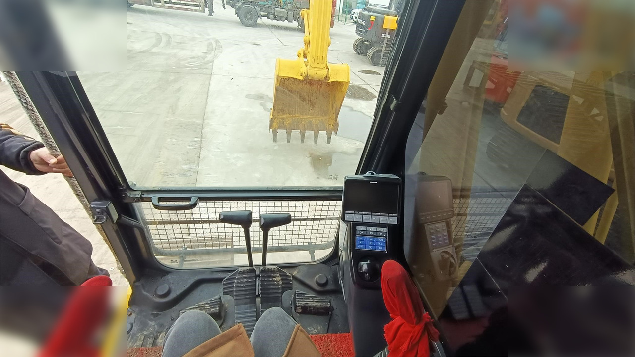 KOMATSU PC240 LC-8 - حفارات زحافة: صور 4 KOMATSU PC240 LC-8 - حفارات زحافة: صور 4