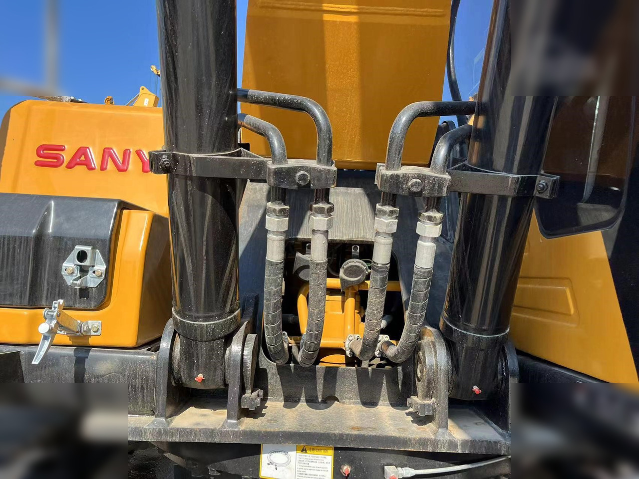 SANY SY215C - حفارات زحافة: صور 5 SANY SY215C - حفارات زحافة: صور 5