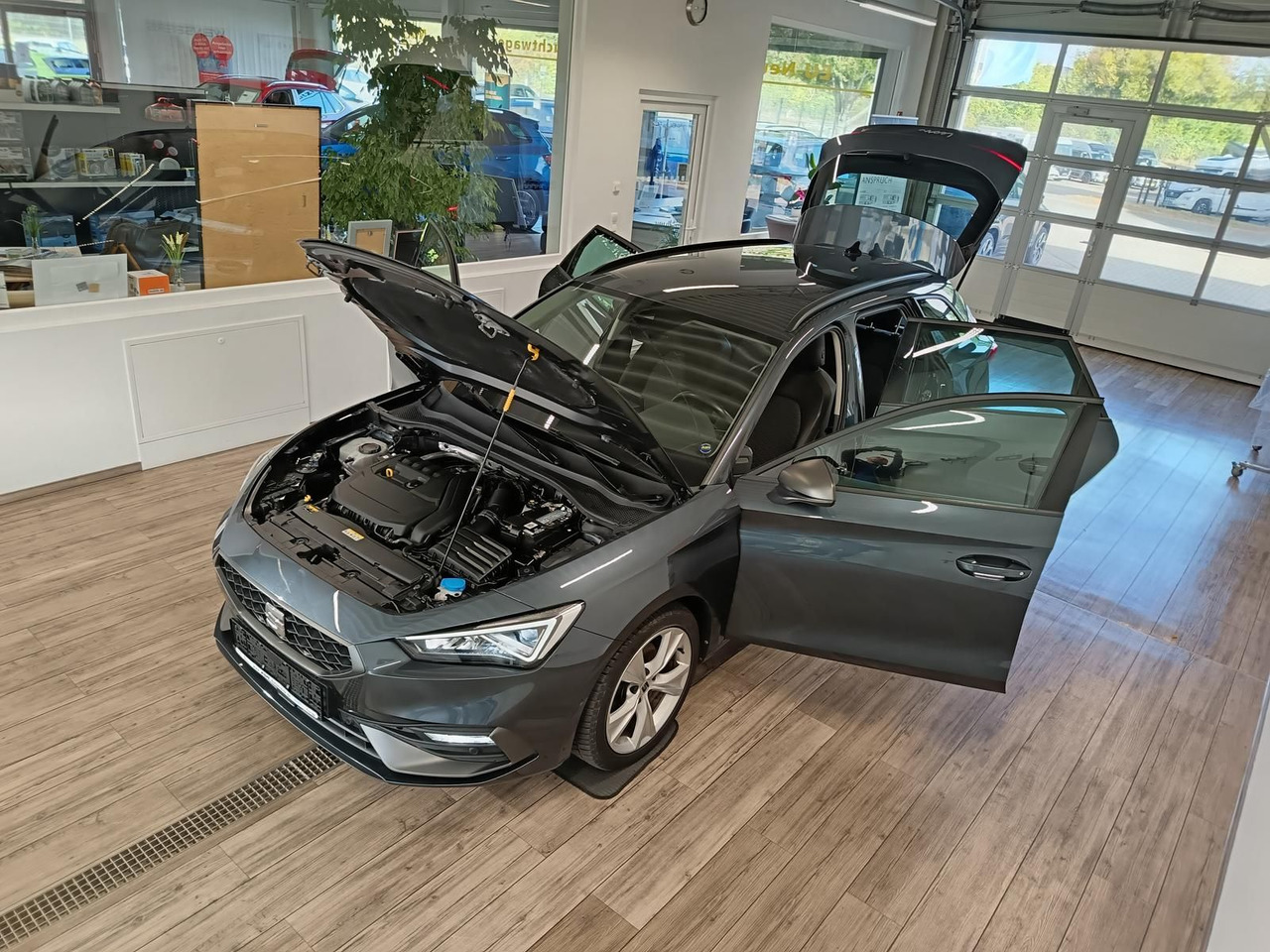 Seat Leon Sportstourer 1,5TSI FR*NAVI*LED*SOUND*R-KAM - سيارة ستيشن: صور 2 Seat Leon Sportstourer 1,5TSI FR*NAVI*LED*SOUND*R-KAM - سيارة ستيشن: صور 2