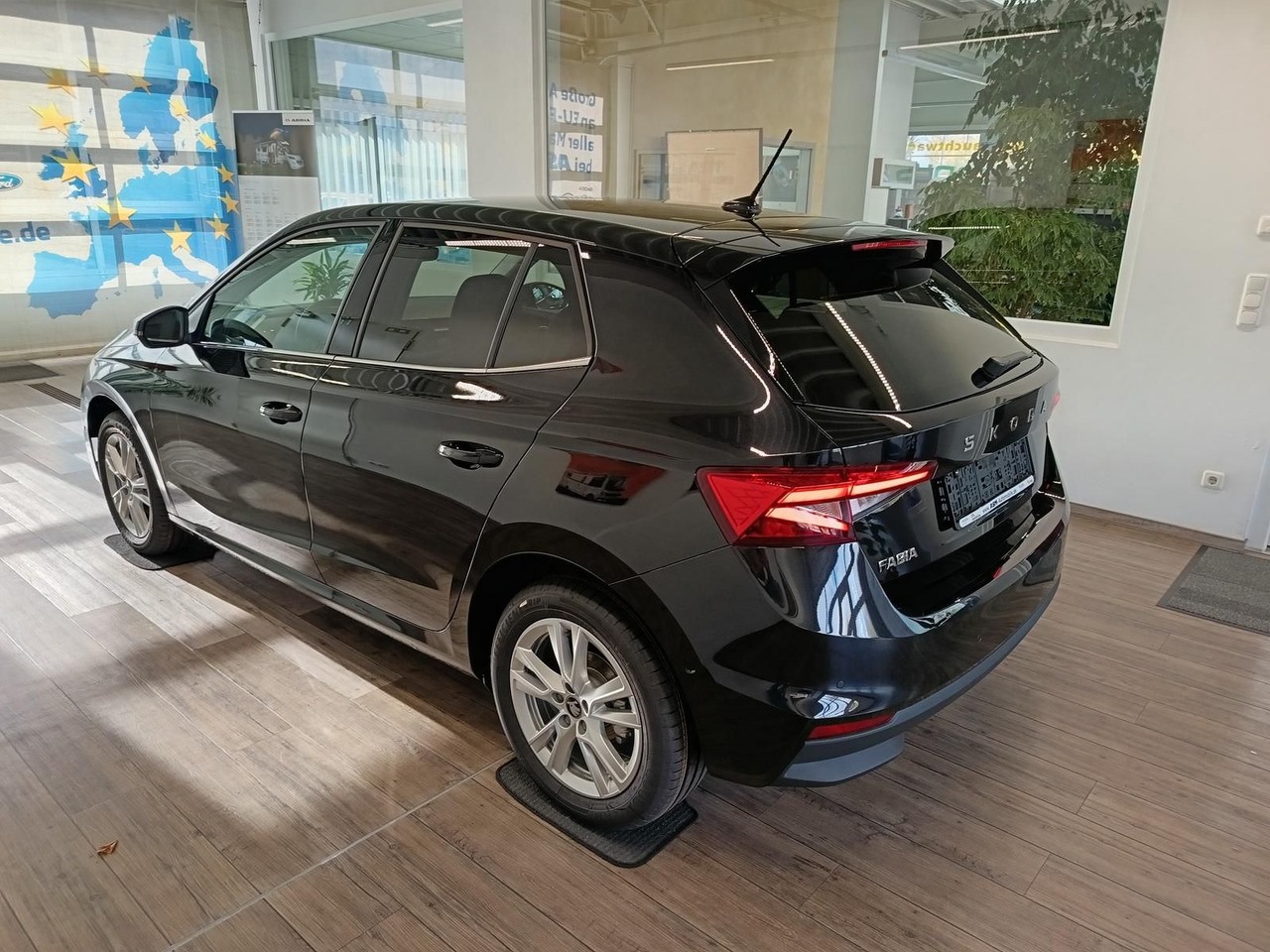 Skoda Fabia 130 Jahre 1,0TSI DSG*AHK-VORBER.*LED*R-KAM - سيدان: صور 4 Skoda Fabia 130 Jahre 1,0TSI DSG*AHK-VORBER.*LED*R-KAM - سيدان: صور 4