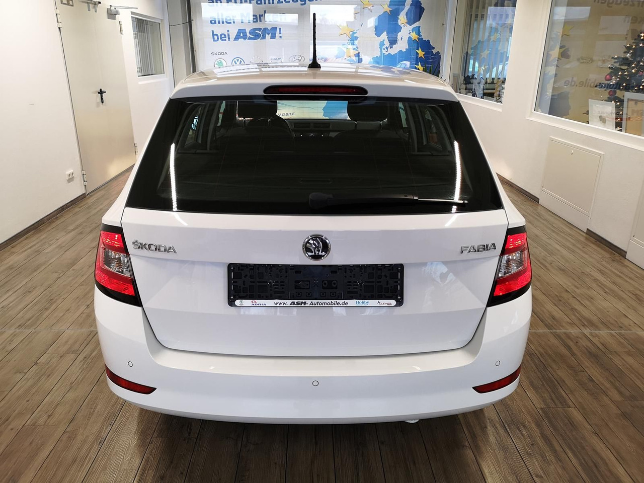 Skoda Fabia Combi Ambition 1.0TSI 81kW+R-KAM+PDC+KLIMA - سيارة: صور 4 Skoda Fabia Combi Ambition 1.0TSI 81kW+R-KAM+PDC+KLIMA - سيارة: صور 4