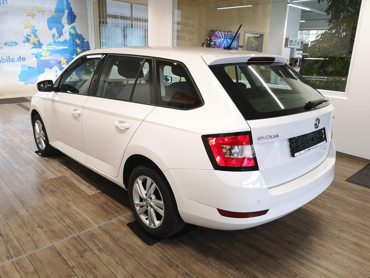 Skoda Fabia Combi Ambition 1.0TSI 81kW+R-KAM+PDC+KLIMA - سيارة: صور 3 Skoda Fabia Combi Ambition 1.0TSI 81kW+R-KAM+PDC+KLIMA - سيارة: صور 3