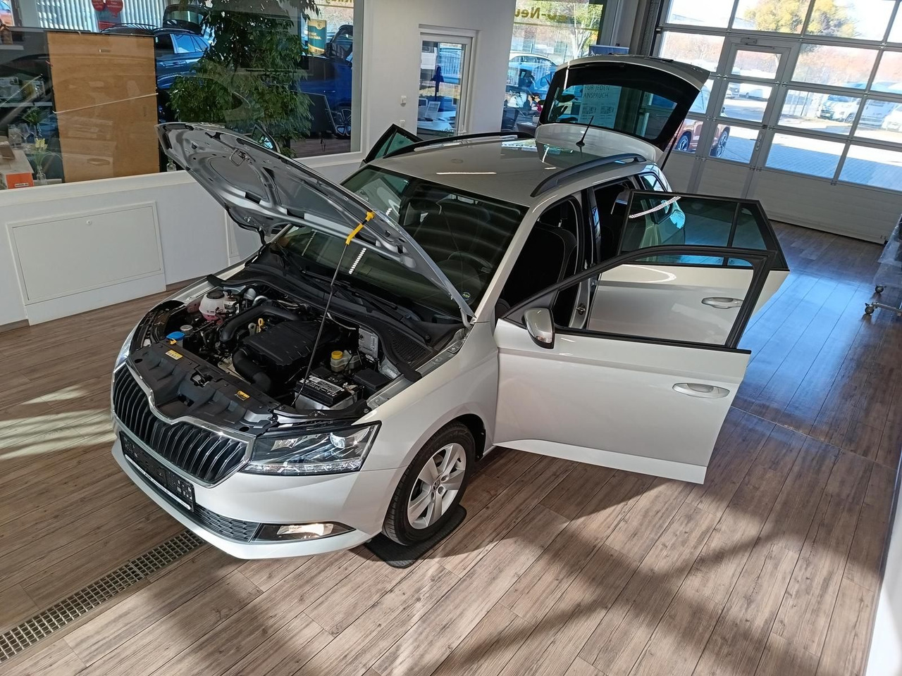 Skoda Fabia Combi Style 1.0 TSI*AHK*LED*R-KAM*PDC*SHZ* - سيارة ستيشن: صور 2 Skoda Fabia Combi Style 1.0 TSI*AHK*LED*R-KAM*PDC*SHZ* - سيارة ستيشن: صور 2