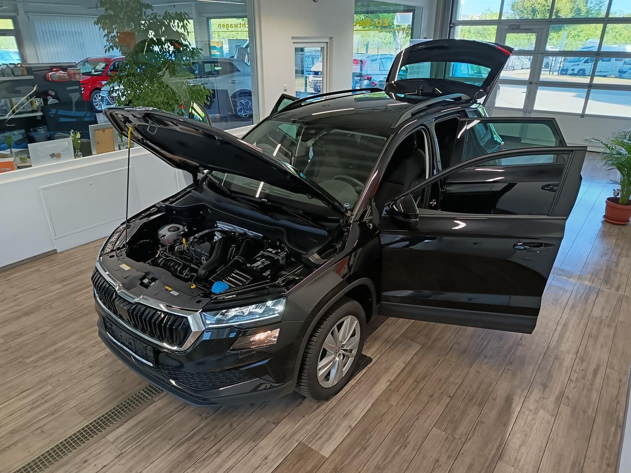 Skoda Karoq Selection 1,5TSI*NAVI*AHK-VORBER*LED*R-KAM - سيارة دفع رباعي: صور 2 Skoda Karoq Selection 1,5TSI*NAVI*AHK-VORBER*LED*R-KAM - سيارة دفع رباعي: صور 2