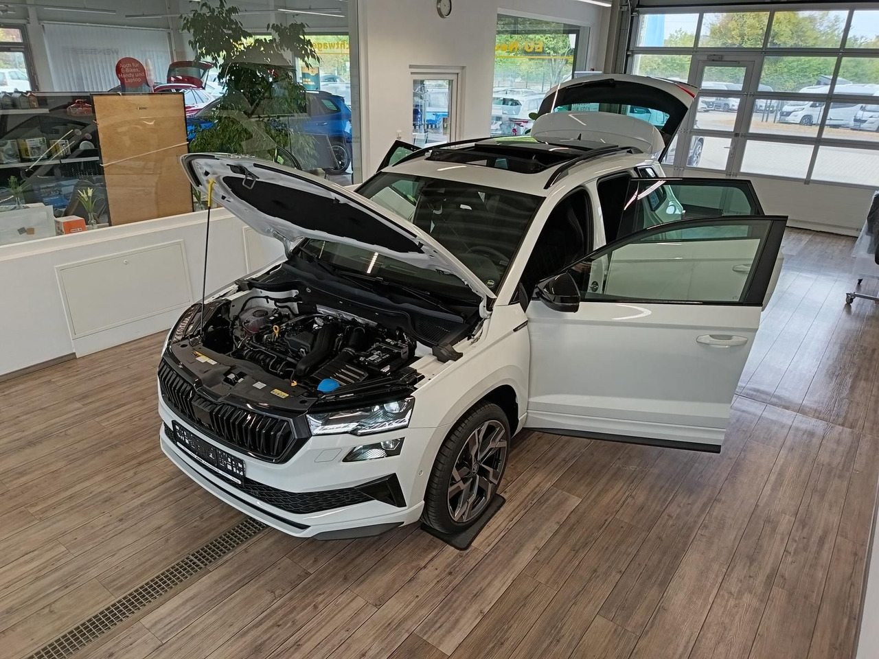 Skoda Karoq Sportline 1,5 TSI DSG*AHK*PSD*STD.HZG*NAVI - سيارة دفع رباعي: صور 2 Skoda Karoq Sportline 1,5 TSI DSG*AHK*PSD*STD.HZG*NAVI - سيارة دفع رباعي: صور 2