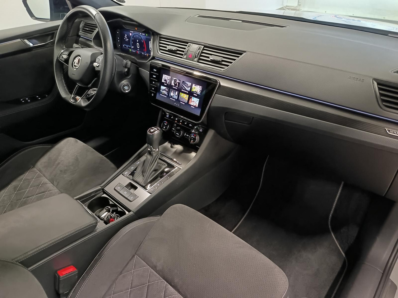 سيارة Skoda Superb Combi Sportline 2.0TSI DSG4x4*AHK*DCC*ACC: صور 18