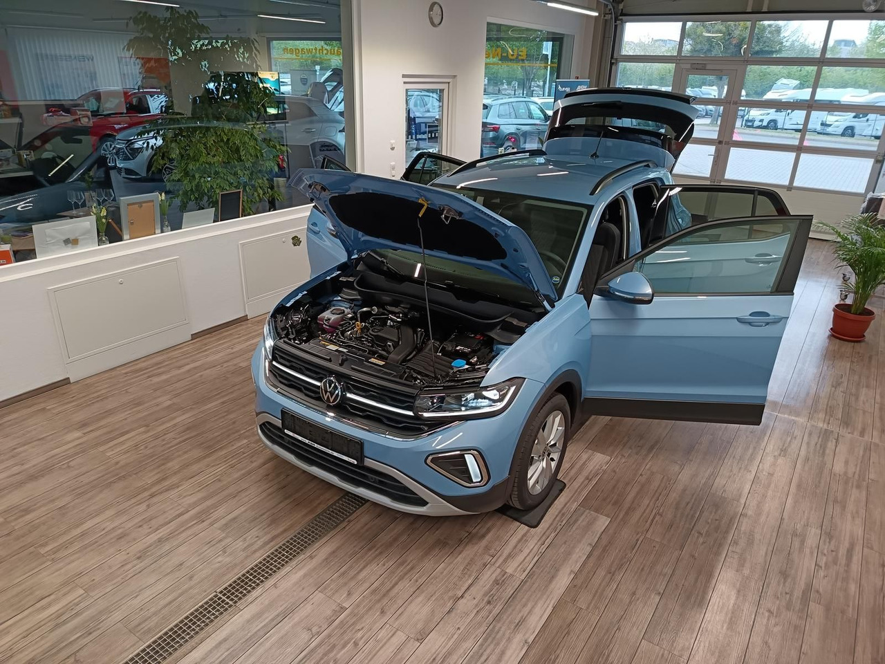 Volkswagen T-Cross Life 1.5 TSI DSG*AHK*MATRIX LED*ACC*SHZ* - سيارة دفع رباعي: صور 2 Volkswagen T-Cross Life 1.5 TSI DSG*AHK*MATRIX LED*ACC*SHZ* - سيارة دفع رباعي: صور 2