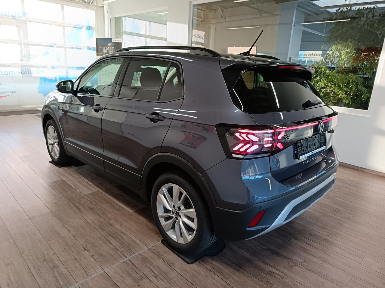 Volkswagen T-Cross Life 1.5 TSI DSG*AHK*MATRIX LED*ACC*SHZ* - سيارة دفع رباعي: صور 4 Volkswagen T-Cross Life 1.5 TSI DSG*AHK*MATRIX LED*ACC*SHZ* - سيارة دفع رباعي: صور 4