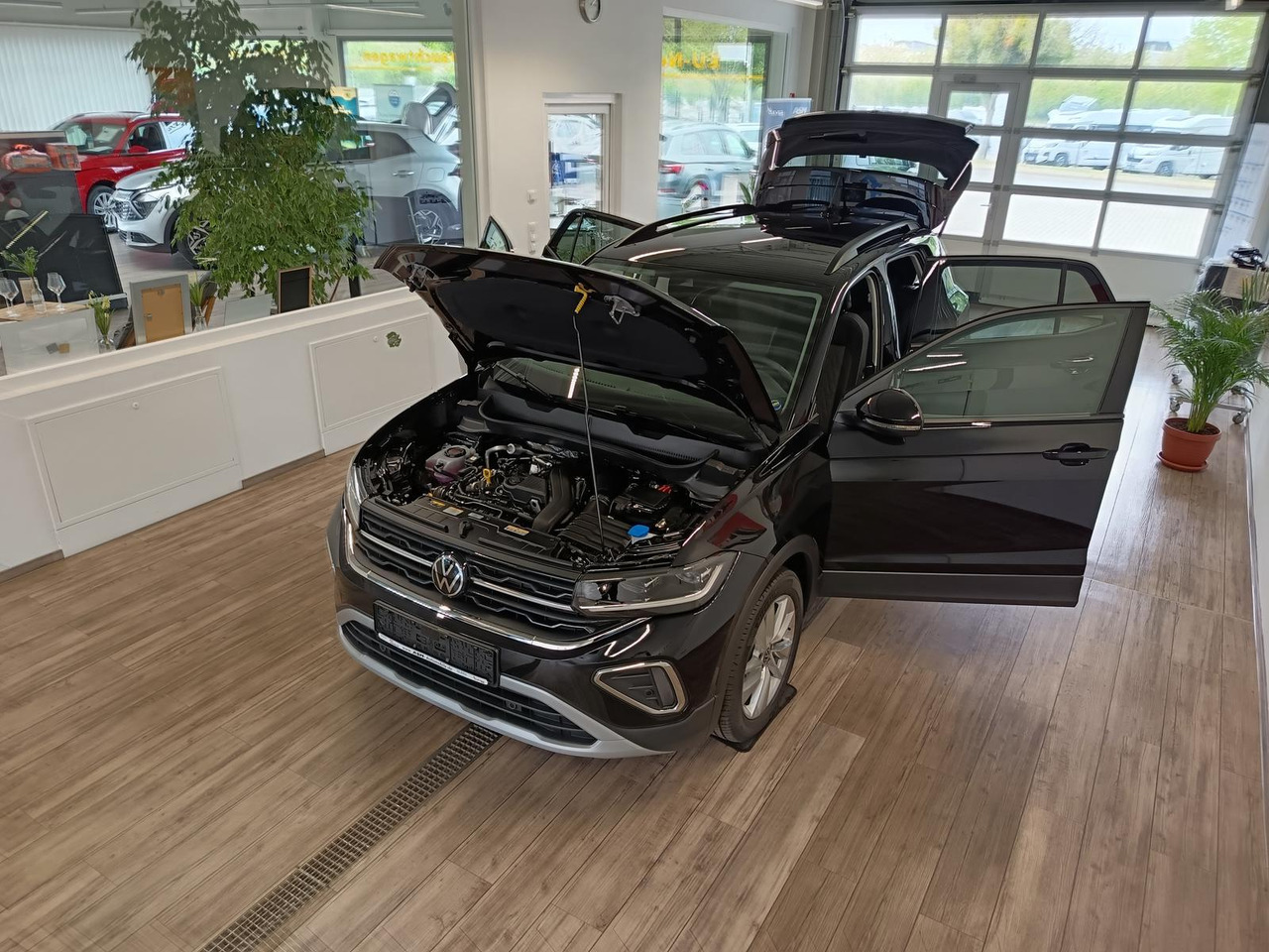 Volkswagen T-Cross Life 1.5 TSI DSG*AHK*MATRIX LED*ACC*SHZ* - سيارة دفع رباعي: صور 2 Volkswagen T-Cross Life 1.5 TSI DSG*AHK*MATRIX LED*ACC*SHZ* - سيارة دفع رباعي: صور 2