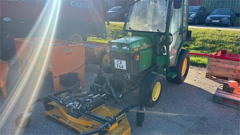 John Deere 755 Kompakt traktor - جرارات البلدية: صور 1 John Deere 755 Kompakt traktor - جرارات البلدية: صور 1