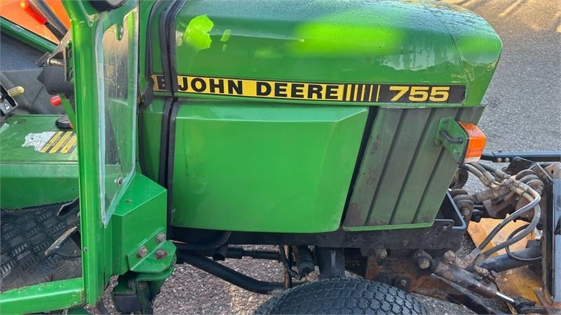 John Deere 755 Kompakt traktor - جرارات البلدية: صور 2 John Deere 755 Kompakt traktor - جرارات البلدية: صور 2