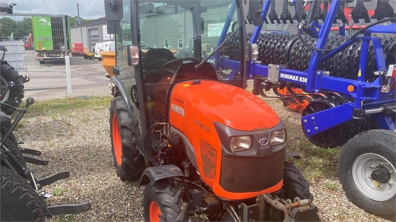 Kubota STW37 Kun 1144 timer STW37 - جرارات البلدية: صور 1 Kubota STW37 Kun 1144 timer STW37 - جرارات البلدية: صور 1