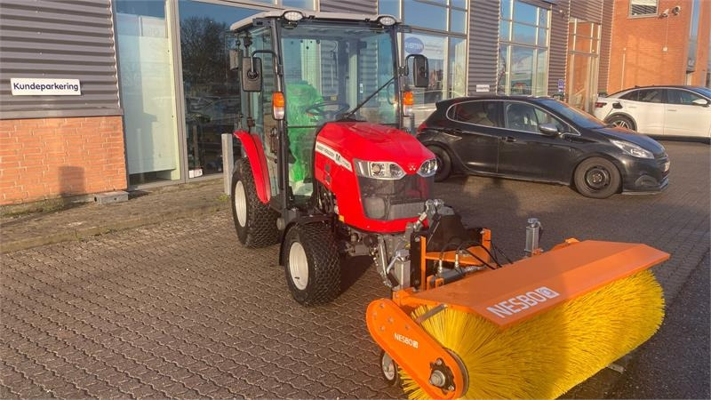 Massey Ferguson 1740 HC Frontlift/pto og 150 cm fejemaskine - جرارات البلدية: صور 3 Massey Ferguson 1740 HC Frontlift/pto og 150 cm fejemaskine - جرارات البلدية: صور 3