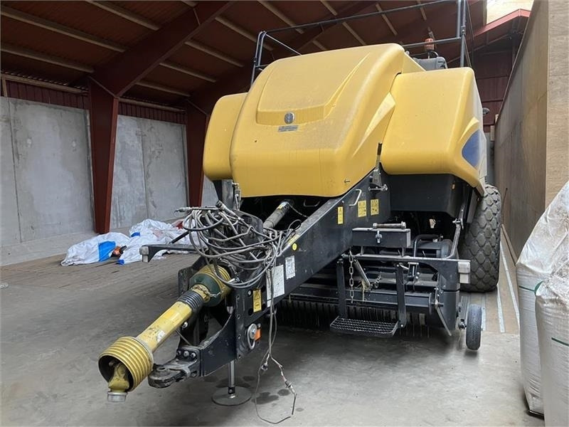 New Holland BB9090 PLUS med Parkland 325 vogn - مكبس البالات المستطيله: صور 1 New Holland BB9090 PLUS med Parkland 325 vogn - مكبس البالات المستطيله: صور 1