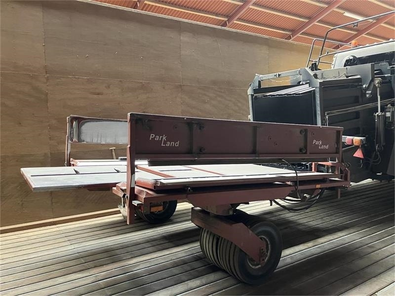 New Holland BB9090 PLUS med Parkland 325 vogn - مكبس البالات المستطيله: صور 4 New Holland BB9090 PLUS med Parkland 325 vogn - مكبس البالات المستطيله: صور 4