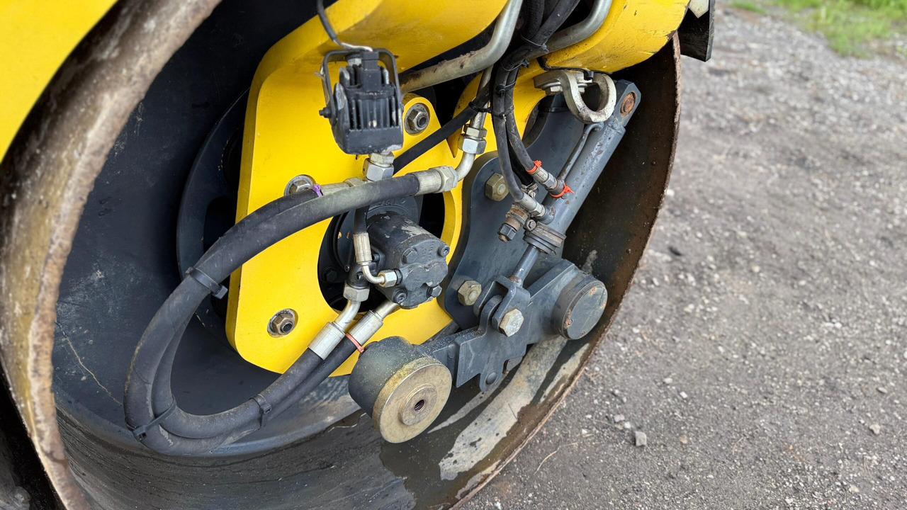 مدحلة الأسفلت BOMAG BW 135 AD-5: صور 8 مدحلة الأسفلت BOMAG BW 135 AD-5: صور 8