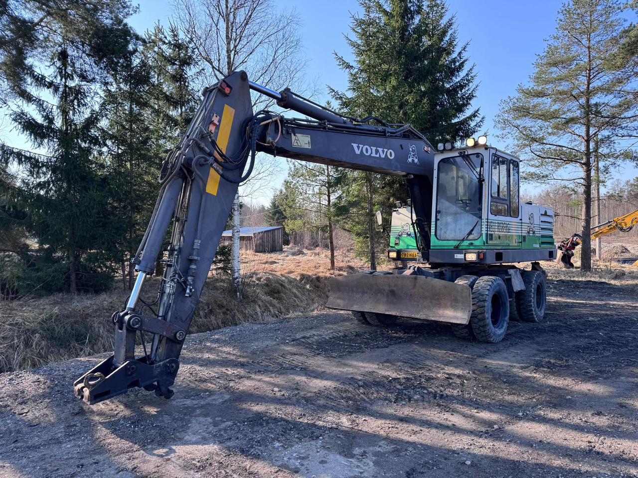 VOLVO EW200 - حفارة على عجلات: صور 1 VOLVO EW200 - حفارة على عجلات: صور 1