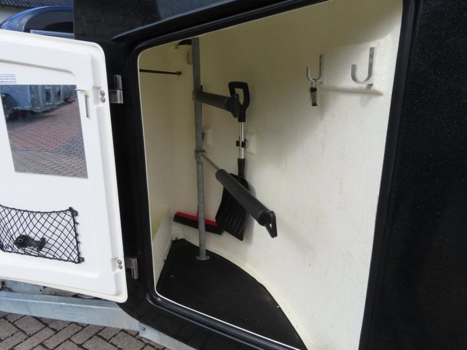 Böckmann Pferdeanhänger, Comfort, Alub. Sattelk. 100 km/h, top - عربة نقل خيل: صور 3 Böckmann Pferdeanhänger, Comfort, Alub. Sattelk. 100 km/h, top - عربة نقل خيل: صور 3