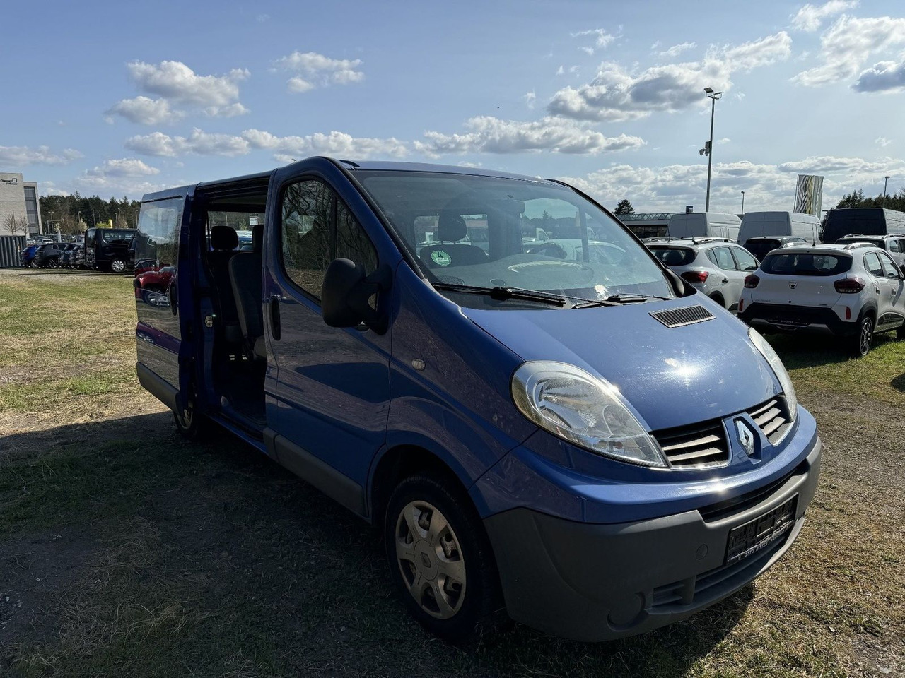 Renault Trafic Combi dCi90 L1H1 9-Sitzer - ميكروباص: صور 4 Renault Trafic Combi dCi90 L1H1 9-Sitzer - ميكروباص: صور 4