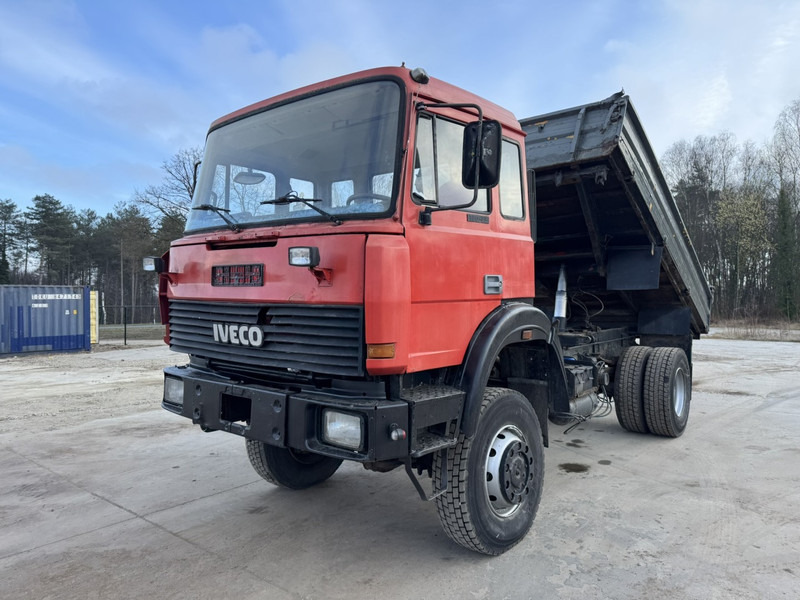 قلابات Iveco Magirus 180-23 (GRAND PONT / 4X4 / LAMES / POMPE MANUELLE): صور 1
