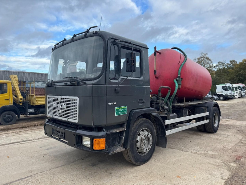 MAN 18.232 (8000 L / 6 CYLINDER WITH MANUAL PUMP / STEEL SUSPENSION) - فراغ شاحنة: صور 1 MAN 18.232 (8000 L / 6 CYLINDER WITH MANUAL PUMP / STEEL SUSPENSION) - فراغ شاحنة: صور 1