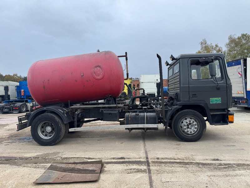 MAN 18.232 (8000 L / 6 CYLINDER WITH MANUAL PUMP / STEEL SUSPENSION) - فراغ شاحنة: صور 4 MAN 18.232 (8000 L / 6 CYLINDER WITH MANUAL PUMP / STEEL SUSPENSION) - فراغ شاحنة: صور 4