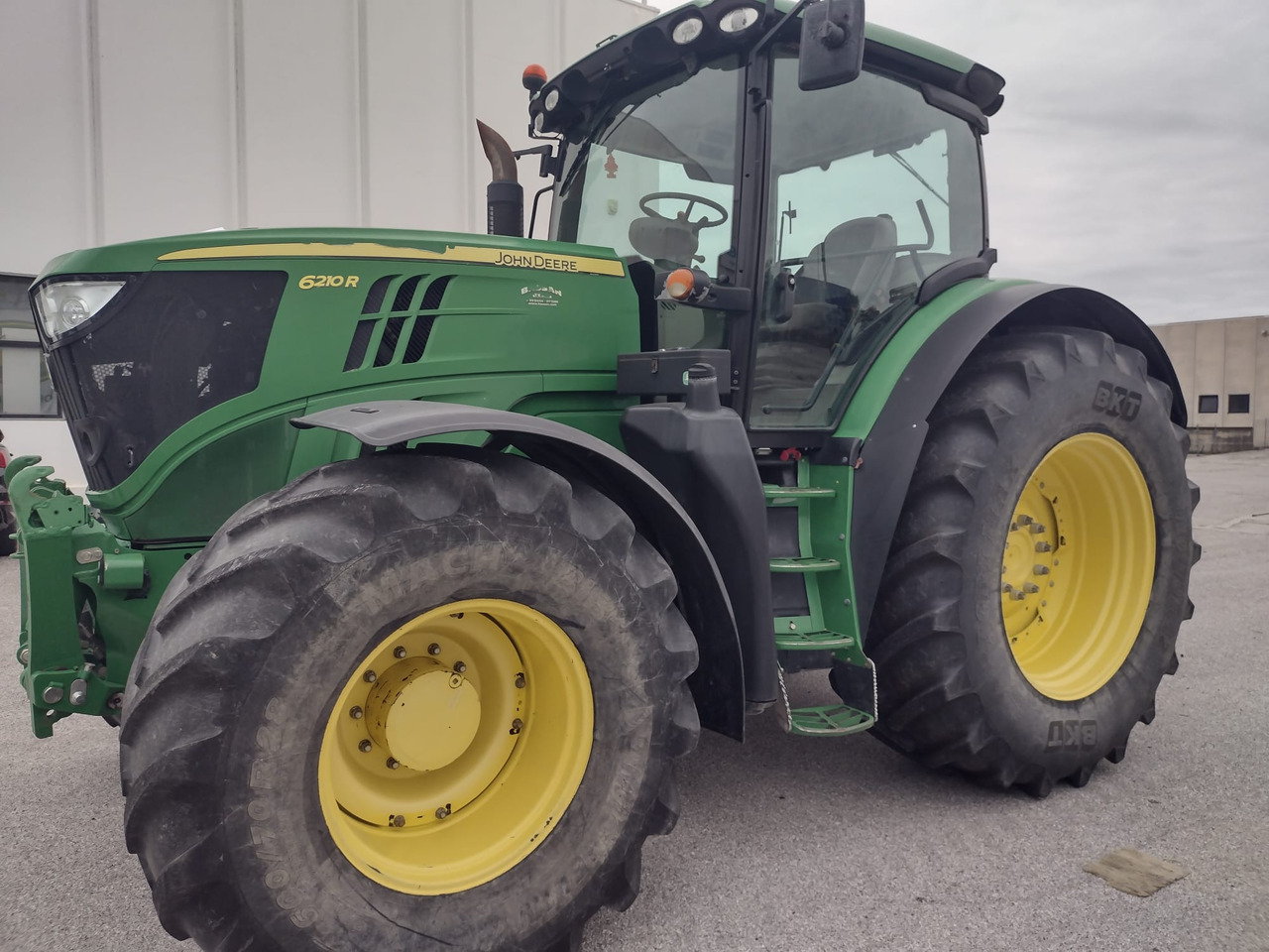 JOHN DEERE 6210 R - جرار: صور 1 JOHN DEERE 6210 R - جرار: صور 1