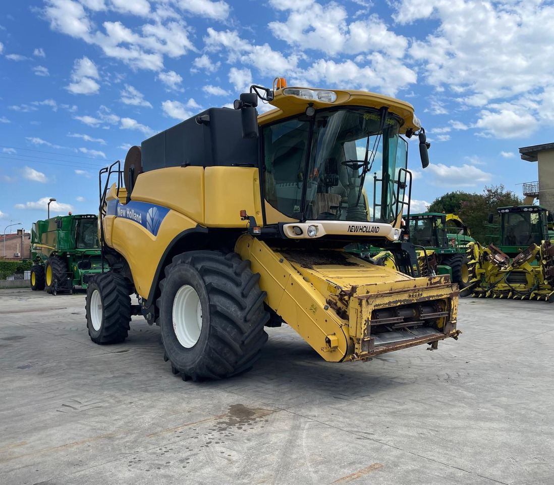 NEW HOLLAND MIETITREBBIA CX 8080 - حصادة شاملة: صور 2 NEW HOLLAND MIETITREBBIA CX 8080 - حصادة شاملة: صور 2