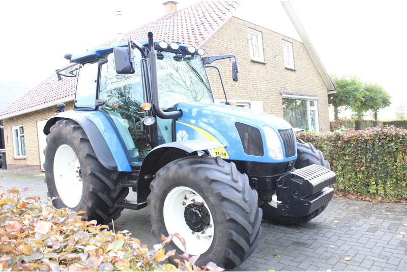 New Holland T5050 - جرار: صور 2 New Holland T5050 - جرار: صور 2