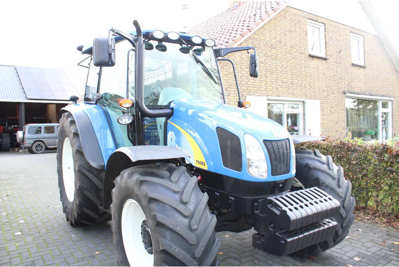 New Holland T5050 - جرار: صور 1 New Holland T5050 - جرار: صور 1