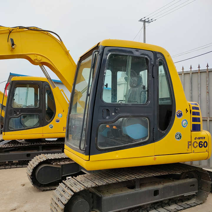Cheap Used Komatsu PC60-7 Crawler Excavator with High Efficiency Used Heavy Machinery Komatsu P60-7 Digger Cheap for Sale - حفارات زحافة: صور 1 Cheap Used Komatsu PC60-7 Crawler Excavator with High Efficiency Used Heavy Machinery Komatsu P60-7 Digger Cheap for Sale - حفارات زحافة: صور 1