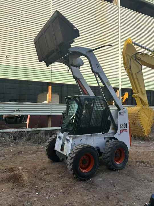 Second Hand BOBCAT S300 Skid-steer Loader with Very Good Performance Is for Sale at a Low Price - شيول صغير: صور 5 Second Hand BOBCAT S300 Skid-steer Loader with Very Good Performance Is for Sale at a Low Price - شيول صغير: صور 5