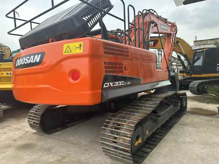 Used Digger DOOSAN DX300 Construction Machinery Construction Digger Used DOOSAN DX300 Cheap Excavator - حفارات زحافة: صور 2 Used Digger DOOSAN DX300 Construction Machinery Construction Digger Used DOOSAN DX300 Cheap Excavator - حفارات زحافة: صور 2