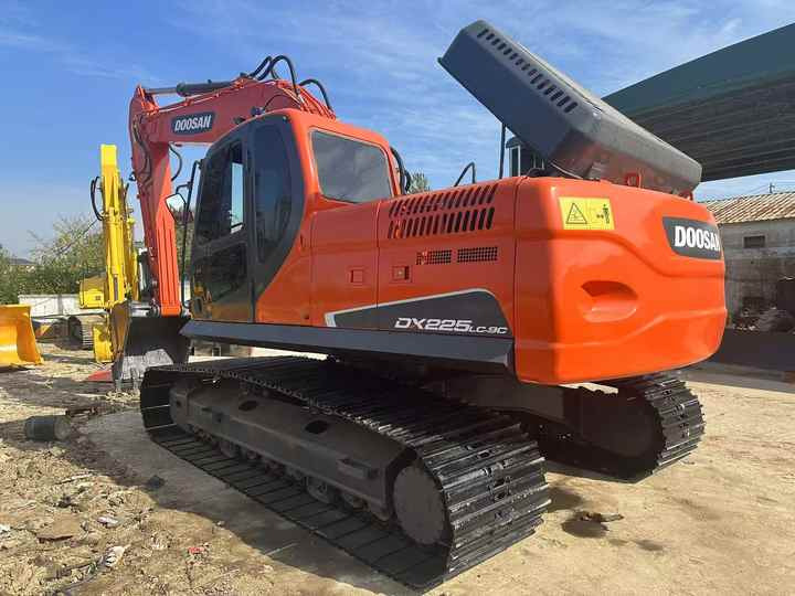 Used Doosan DX225LC-9C Excellent Performance Running Working Condition Strong Power for Sale - حفارات زحافة: صور 3 Used Doosan DX225LC-9C Excellent Performance Running Working Condition Strong Power for Sale - حفارات زحافة: صور 3