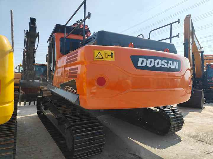 Used Doosan DX300LC-9C Excavator with Little Time Used in Excellent Condition Korea Brand Doosan 30 Tons Excavator for Sale - حفارة: صور 5 Used Doosan DX300LC-9C Excavator with Little Time Used in Excellent Condition Korea Brand Doosan 30 Tons Excavator for Sale - حفارة: صور 5