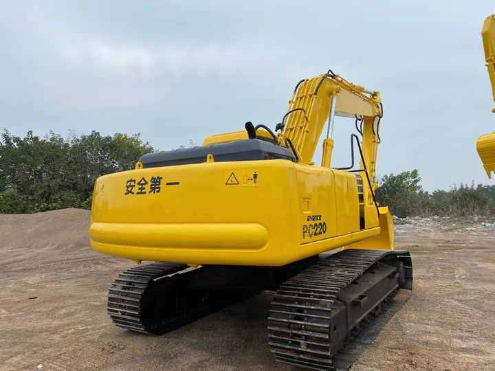 Used Good Quality Japan Original PC220-6 in Good Condition PC220-6 Komatsu - حفارات زحافة: صور 4 Used Good Quality Japan Original PC220-6 in Good Condition PC220-6 Komatsu - حفارات زحافة: صور 4