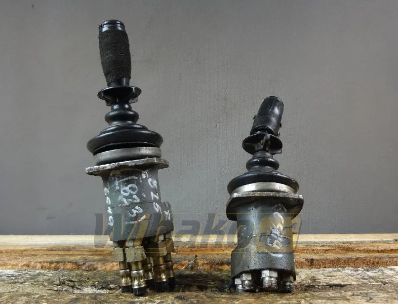 Rexroth 4TH6U52.13/5M - صمامات هيدروليكية - آلات البناء: صور 1 Rexroth 4TH6U52.13/5M - صمامات هيدروليكية - آلات البناء: صور 1