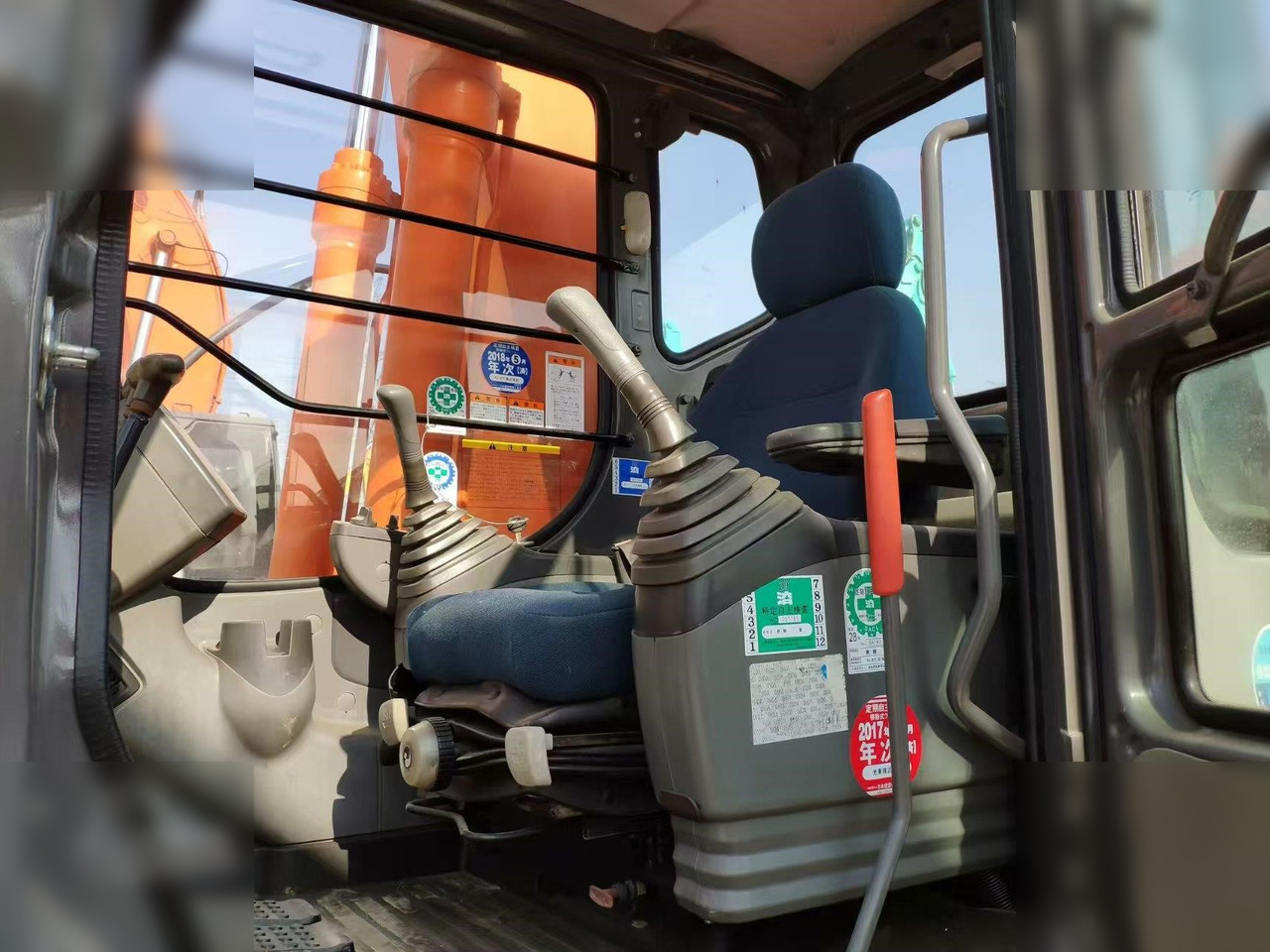 HITACHI ZX210 - حفارات زحافة: صور 5 HITACHI ZX210 - حفارات زحافة: صور 5