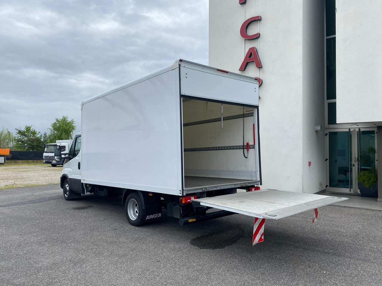 IVECO DAILY 35C16 - الشاحنات الصغيرة صندوق مغلق: صور 5 IVECO DAILY 35C16 - الشاحنات الصغيرة صندوق مغلق: صور 5