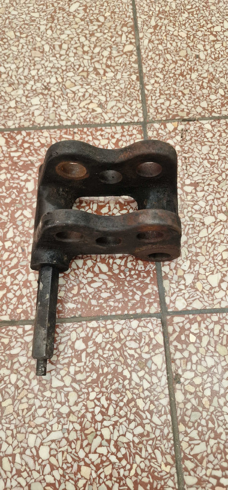 Uchwyt zaczep Deutz Fahr Massey 0.009.2396.3 - قطع الغيار - الآلات والماكينات الزراعية: صور 1 Uchwyt zaczep Deutz Fahr Massey 0.009.2396.3 - قطع الغيار - الآلات والماكينات الزراعية: صور 1