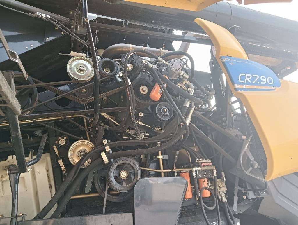 New Holland CR 7.90  - حصادة شاملة: صور 5 New Holland CR 7.90  - حصادة شاملة: صور 5