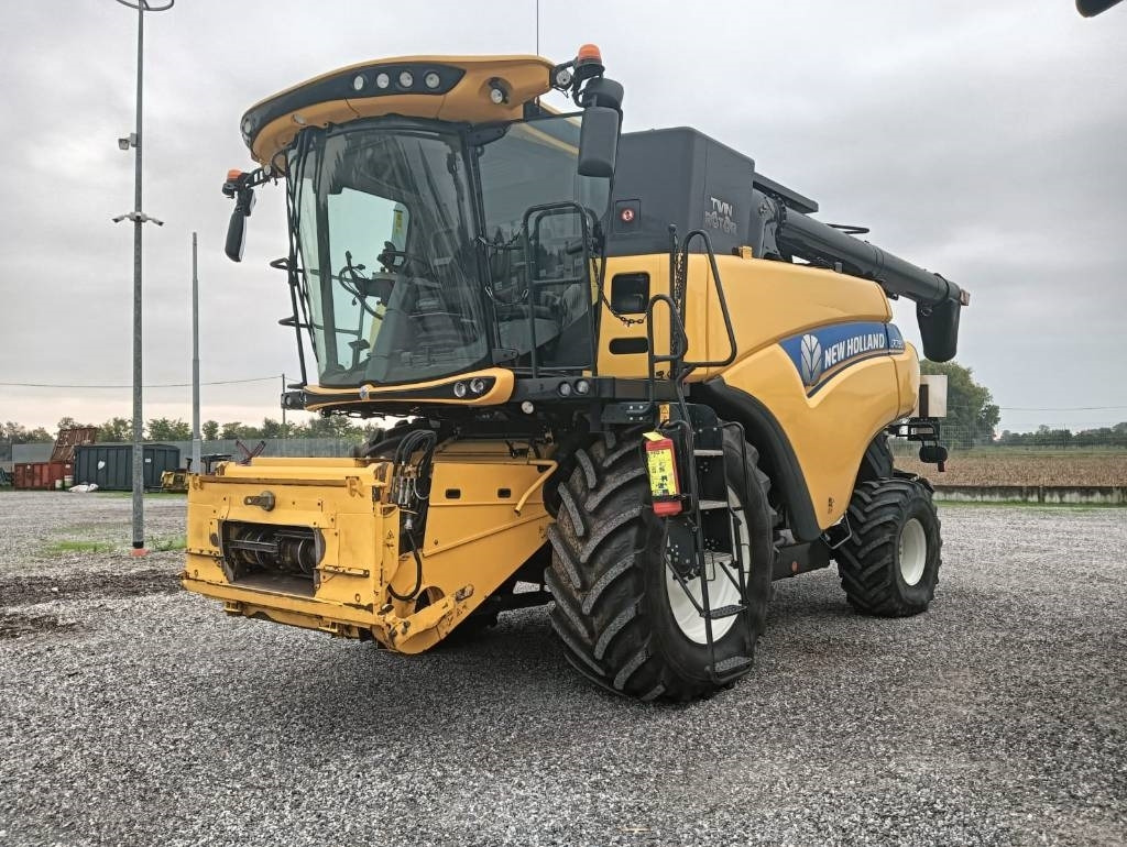 New Holland CR 7.90  - حصادة شاملة: صور 2 New Holland CR 7.90  - حصادة شاملة: صور 2