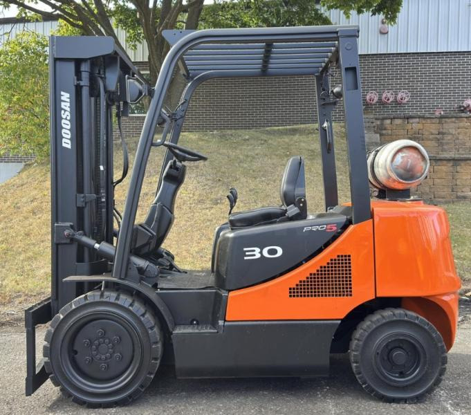Doosan Chariot élévateur 3t gaz DOOSAN fenwick - رافعة شوكية تعمل بالغاز: صور 1 Doosan Chariot élévateur 3t gaz DOOSAN fenwick - رافعة شوكية تعمل بالغاز: صور 1