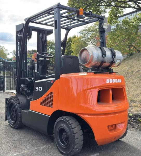 Doosan Chariot élévateur 3t gaz DOOSAN fenwick - رافعة شوكية تعمل بالغاز: صور 2 Doosan Chariot élévateur 3t gaz DOOSAN fenwick - رافعة شوكية تعمل بالغاز: صور 2