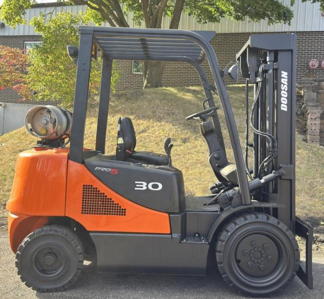 Doosan Chariot élévateur 3t gaz DOOSAN fenwick - رافعة شوكية تعمل بالغاز: صور 4 Doosan Chariot élévateur 3t gaz DOOSAN fenwick - رافعة شوكية تعمل بالغاز: صور 4