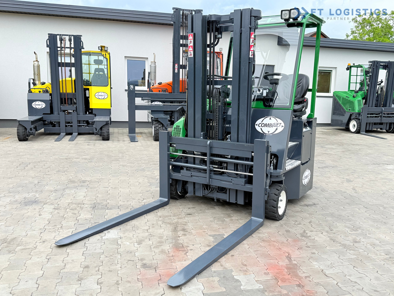 COMBILIFT CB3000 / DIESEL / TRIPLEX 4900MM / FREE LIFT / SIDESHIFT / FORK POSITIONER / 1500MM FORKS / LIKE NEW - شاحنة المناولة رباعية الاتجاهات: صور 4 COMBILIFT CB3000 / DIESEL / TRIPLEX 4900MM / FREE LIFT / SIDESHIFT / FORK POSITIONER / 1500MM FORKS / LIKE NEW - شاحنة المناولة رباعية الاتجاهات: صور 4