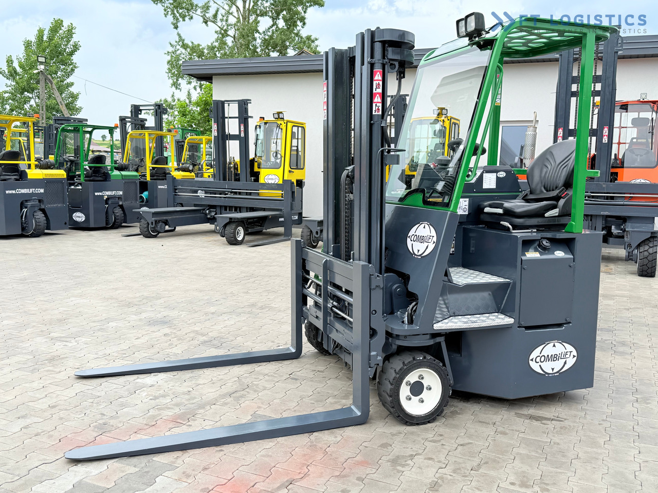 COMBILIFT CB3000 / DIESEL / TRIPLEX 4900MM / FREE LIFT / SIDESHIFT / FORK POSITIONER / 1500MM FORKS / LIKE NEW - شاحنة المناولة رباعية الاتجاهات: صور 2 COMBILIFT CB3000 / DIESEL / TRIPLEX 4900MM / FREE LIFT / SIDESHIFT / FORK POSITIONER / 1500MM FORKS / LIKE NEW - شاحنة المناولة رباعية الاتجاهات: صور 2