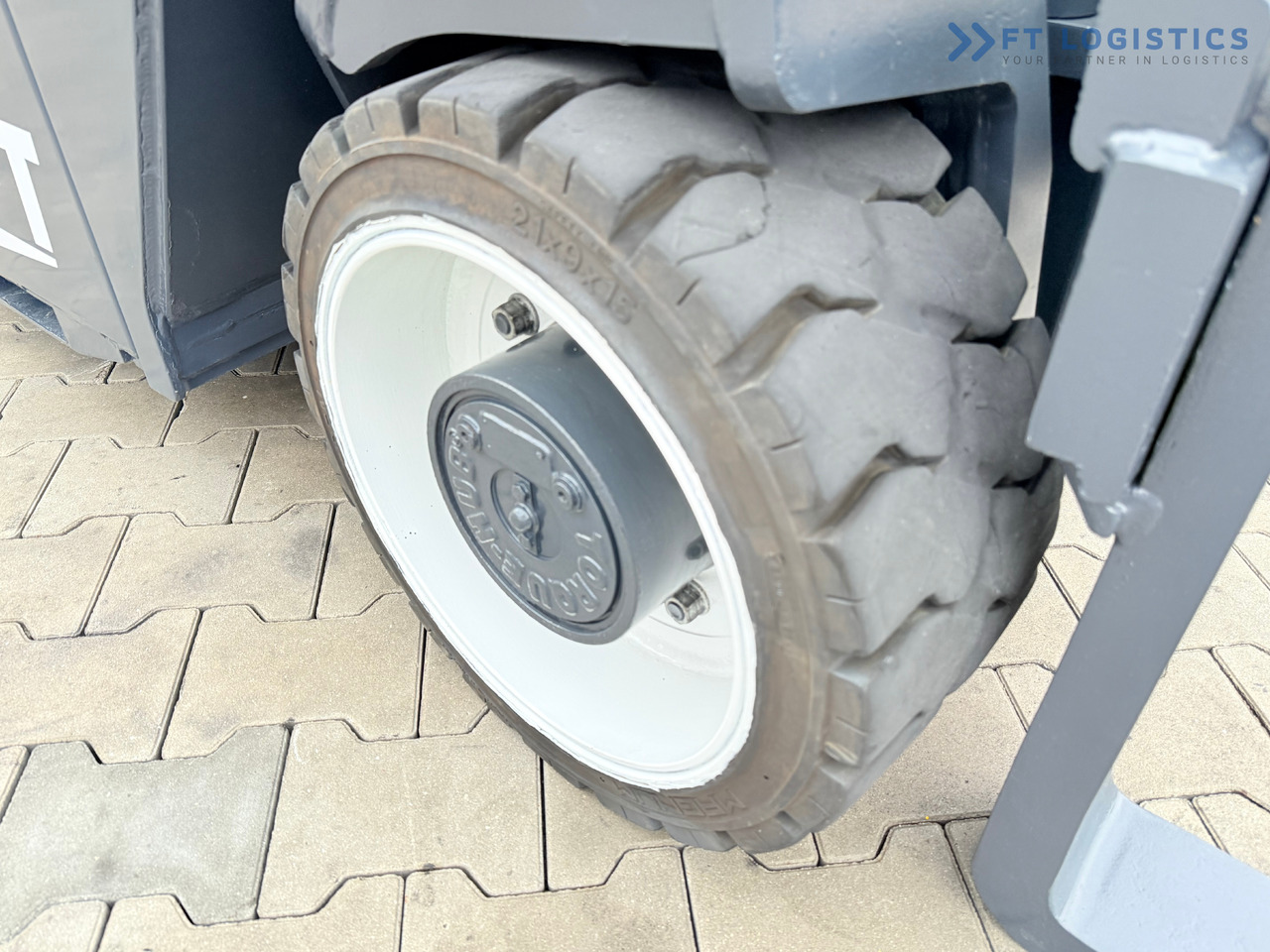 COMBILIFT Combilift CBE4000 / TRIPLEX 5200MM / ELECTRIC / FREE LIFT / FORK POSITIONER / SIDESHIFT / LIKE NEW - شاحنة المناولة رباعية الاتجاهات: صور 5 COMBILIFT Combilift CBE4000 / TRIPLEX 5200MM / ELECTRIC / FREE LIFT / FORK POSITIONER / SIDESHIFT / LIKE NEW - شاحنة المناولة رباعية الاتجاهات: صور 5