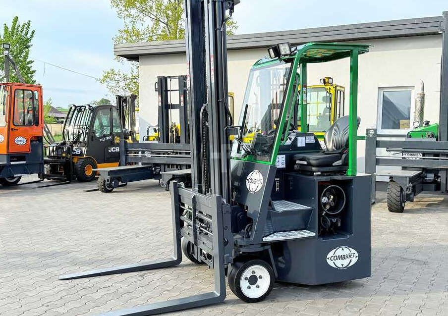 Combilift C3000CB / LPG / TRIPLEX – 6500MM / FREE LIFT / FORK POSITIONER / SIDE SHIFT / EXCELLENT CONDITION - شاحنة المناولة رباعية الاتجاهات: صور 1 Combilift C3000CB / LPG / TRIPLEX – 6500MM / FREE LIFT / FORK POSITIONER / SIDE SHIFT / EXCELLENT CONDITION - شاحنة المناولة رباعية الاتجاهات: صور 1